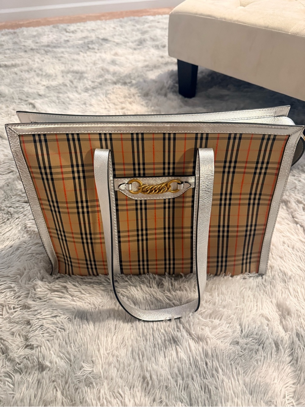 Burberry tote featuring the classic Vintage Check -AUTHENTIC